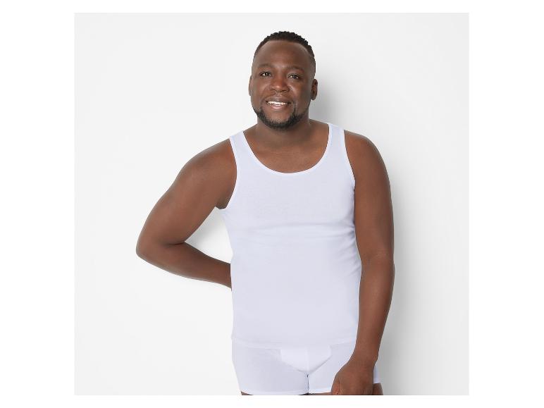 Homme portant un débardeur et des sous-vêtements blancs.