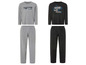 Twee sets pyjama's voor heren, een grijze met 'MANDO!' print en een zwarte met 'Pretty good at bad decisions' print.
