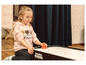 Een meisje speelt airhockey met een Bandito Kiddy Speed tafel.