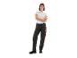 Vrouw in wit T-shirt en zwarte werkbroek met rode accenten, glimlachend.
