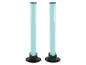 Twee turquoise strandvolleybalpalen met zwarte bases
