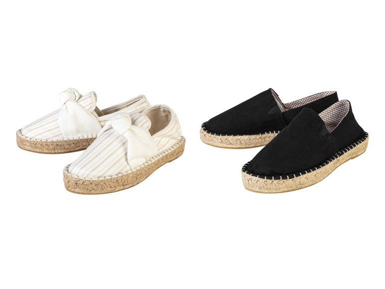 Twee paar espadrilles, een paar gestreept en een paar zwart.