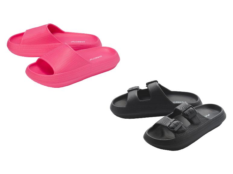 Des claquettes roses et des sandales noires à deux brides.
