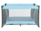 Een blauwe babywieg met een gaaswand