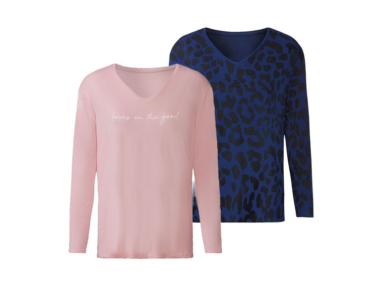 Twee langarmige shirts: één roze met de tekst 'focus on the good', één blauw met luipaardprint.