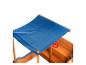 Houten speelhuisje met blauw dak en rood stuur