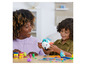 Un enfant joue avec un avion Play-Doh et des accessoires.