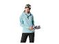 Vrouw in turquoise hoodie, zwarte skibroek, muts en skibril, met handschoenen.