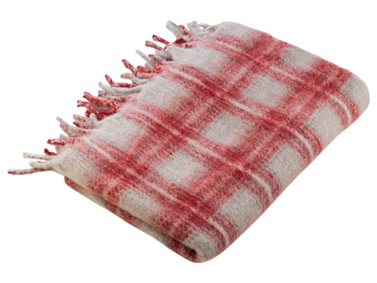 Une couverture en laine rouge et grise à carreaux.