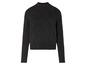 Un pull noir à manches longues.