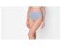 Une femme portant une culotte taille haute bleu clair.