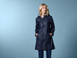 Une femme portant un imperméable bleu à capuche.
