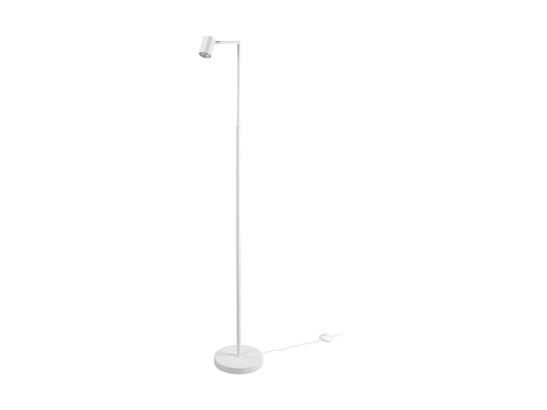 Moderne witte staande lamp met verstelbaar licht.