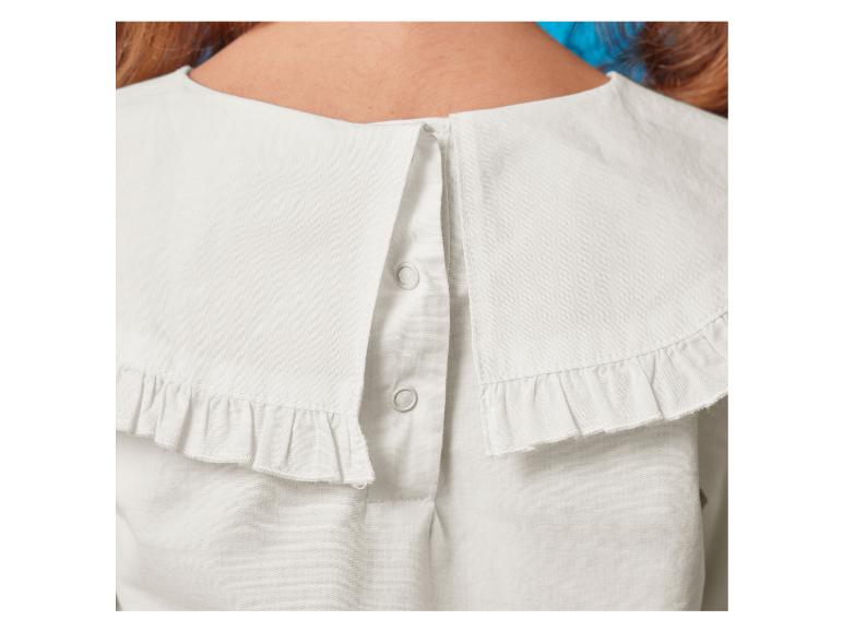 Achterkant van een witte blouse met grote rucheskraag, geknoopt.