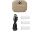 Un appareil photo instantané beige avec un câble USB-C et trois rouleaux de papier thermique.