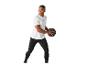 Homme en t-shirt Crivit blanc et leggings noirs tenant un ballon de médecine noir.