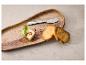 Boter met basilicum en roze peper, botermes en toast op houten dienblad.
