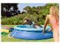 Opblaasbaar zwembad, waterspelletjes en badkleding, zonnige zomer.
