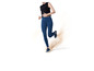 Een vrouw in blauwe leggings en een zwart shirtje rent