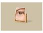 Spiegel met houten frame die het oog van een vrouw weerspiegelt die oogschaduw aanbrengt