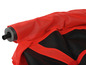 Un trampoline rouge et noir avec un filet de sécurité.