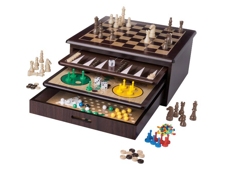 Een houten kist met schaakbord, backgammon, dammen en andere spellen.