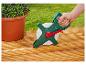 Hand houdt een meetlint vast op een houten terras naast een potplant.