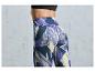 Sportleggings met een geometrisch patroon in paars en blauw.