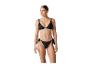 Vrouw in zwarte bikini met triangel top en broekje met strikjes aan de zijkant.