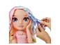 Poupée Rainbow High aux cheveux colorés tressés par des mains.