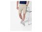 Beige gestreepte shorts en grijze sneakers voor heren.