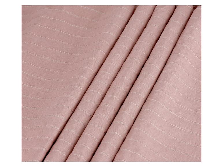 Tissu rose élégant avec des coutures délicates.
