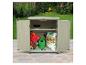 Armoire de jardin en bois avec portes ouvertes, contenant des sacs de terreau, un arrosoir et des outils.