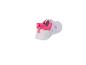 Chaussures de sport blanches avec des accents roses, vues de l'arrière en angle.