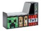 Banc de rangement avec coussins gris et trois boîtes en tissu sur le thème du jeu vidéo.