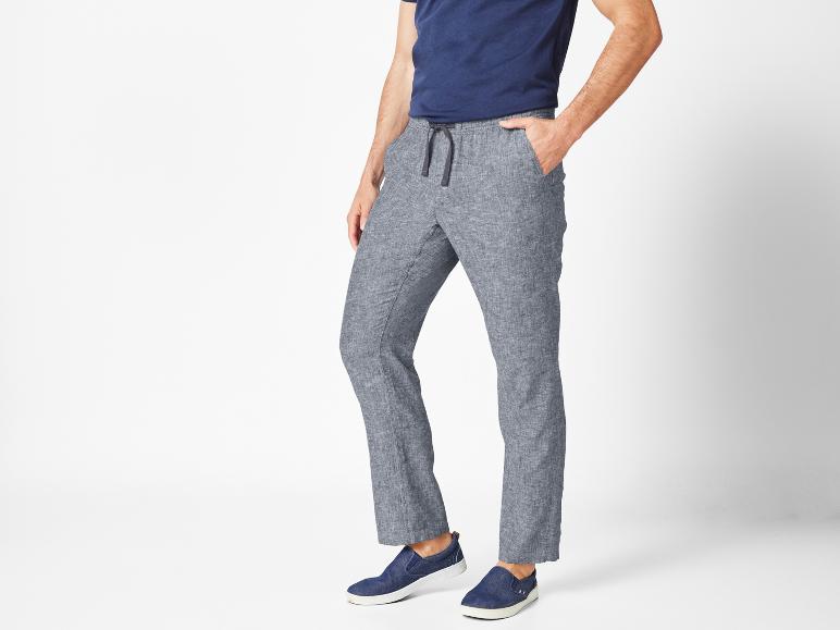 Linnen broek en casual schoenen.