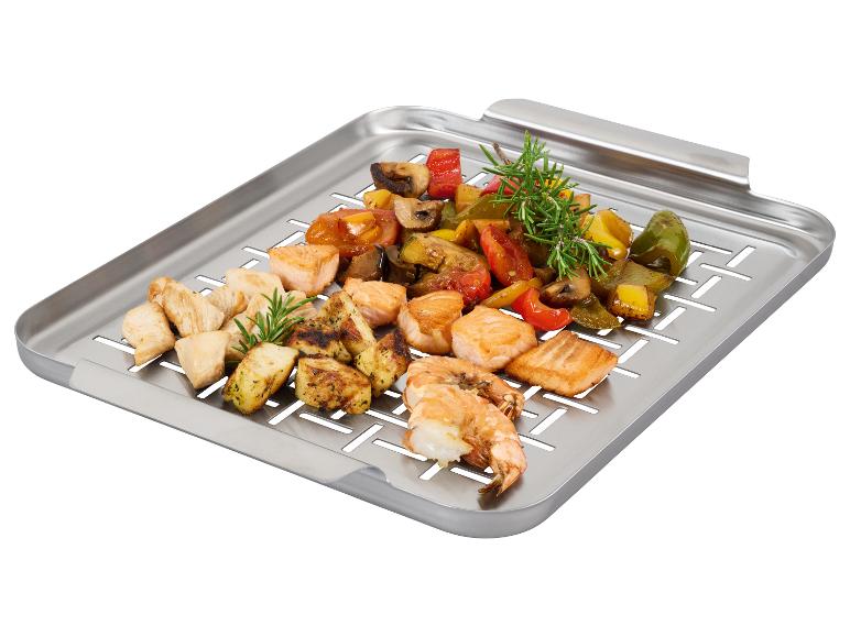Grillplaat met geroosterde groenten, kip, zalm en garnalen.