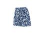 Korte short met blauw-wit bladpatroon.