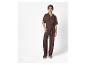 Bruine jumpsuit met riem en platte sandalen.