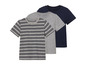 Trois t-shirts : un rayé, un gris et un bleu marine.