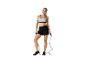 Vrouw in sportkleding met een springtouw.
