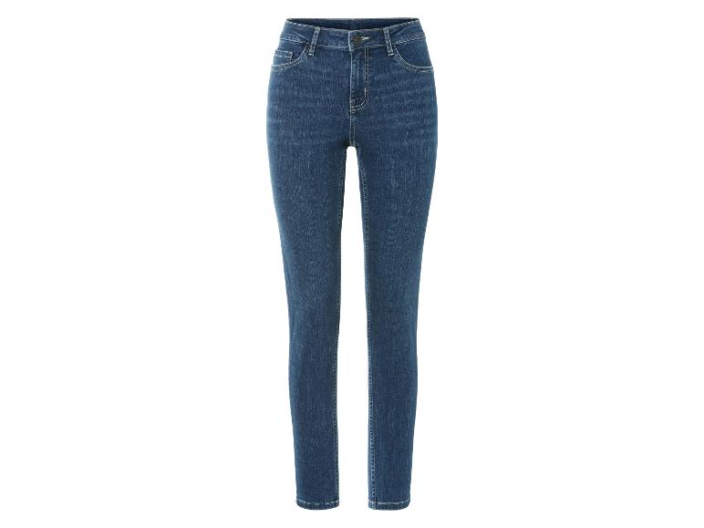 Un jean skinny bleu foncé pour femme.