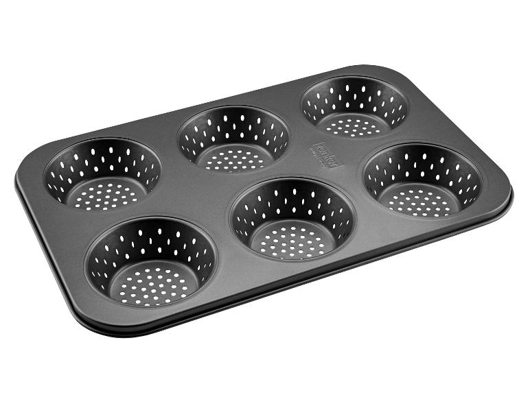 Een bakvorm van Zenker met zes geperforeerde holtes