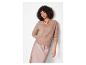 Femme en pull duveteux beige et jupe en satin rose, avec un collier doré.