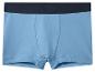 Lichtblauwe herenboxershort met donkerblauwe elastische tailleband.