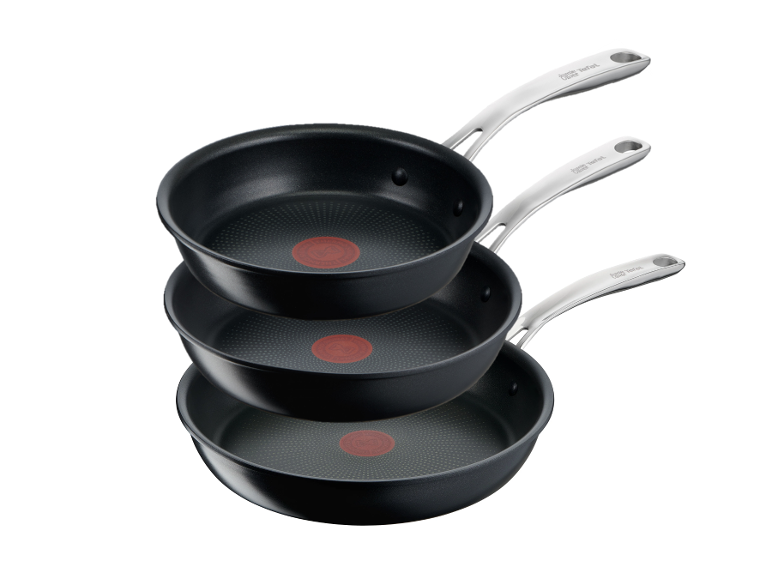 Ensemble de trois poêles antiadhésives noires Jamie Oliver by Tefal empilées.