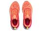 Een paar oranje en roze sportschoenen met gele veters, van bovenaf gezien.