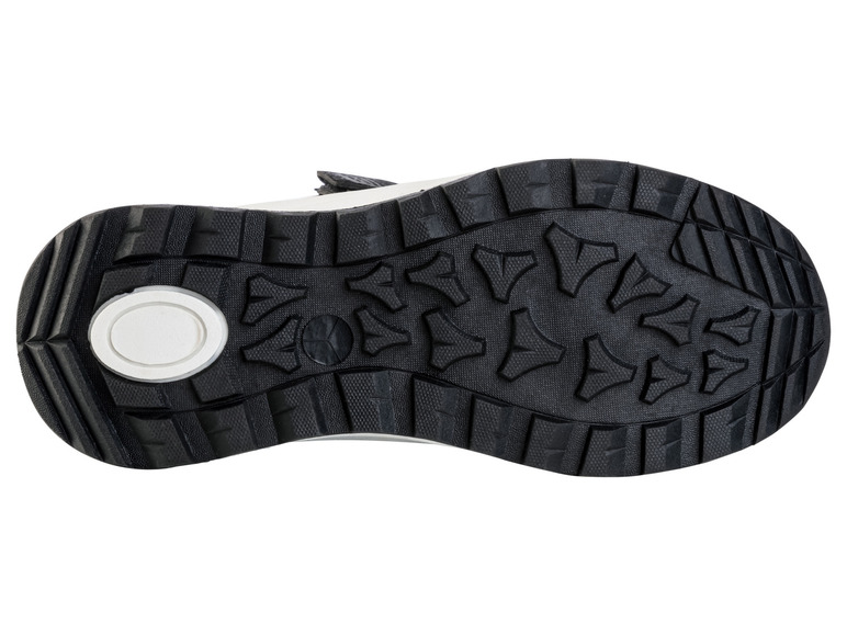 De zool van een zwarte sneaker met een grof profiel.