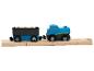 Houten en plastic speelgoedtrein, met een blauwe locomotief en een goederenwagon, op rails.
