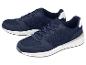 Paire de chaussures de sport bleu marine et blanches avec détails en maille et cuir synthétique.